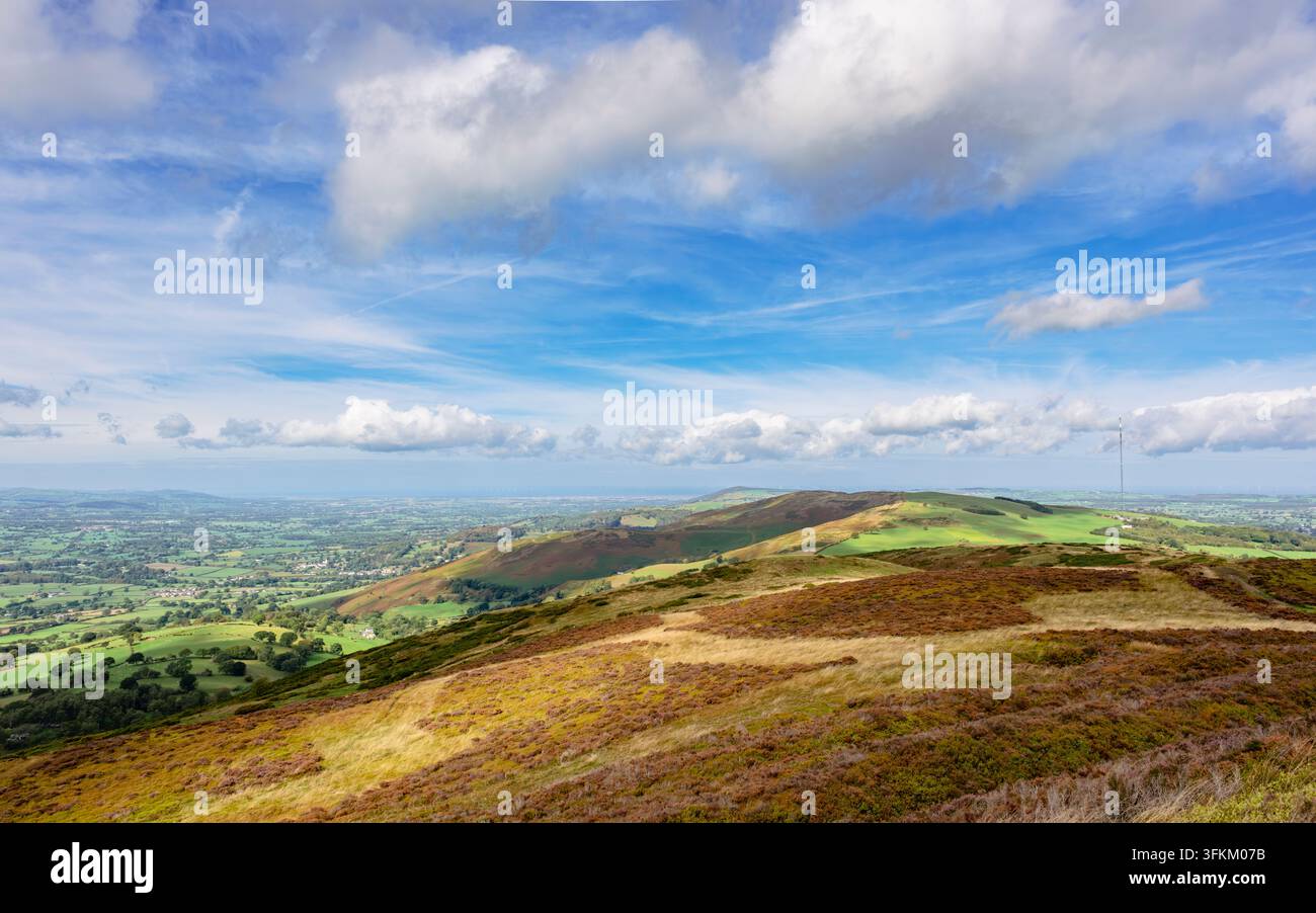 Vue vers le nord vers la côte le long des collines de Clwydian au-dessus de la Vale of Clwyd. Denbigh (Dinbych), Denbighshire, nord du Pays de Galles, Royaume-Uni, Grande-Bretagne Banque D'Images