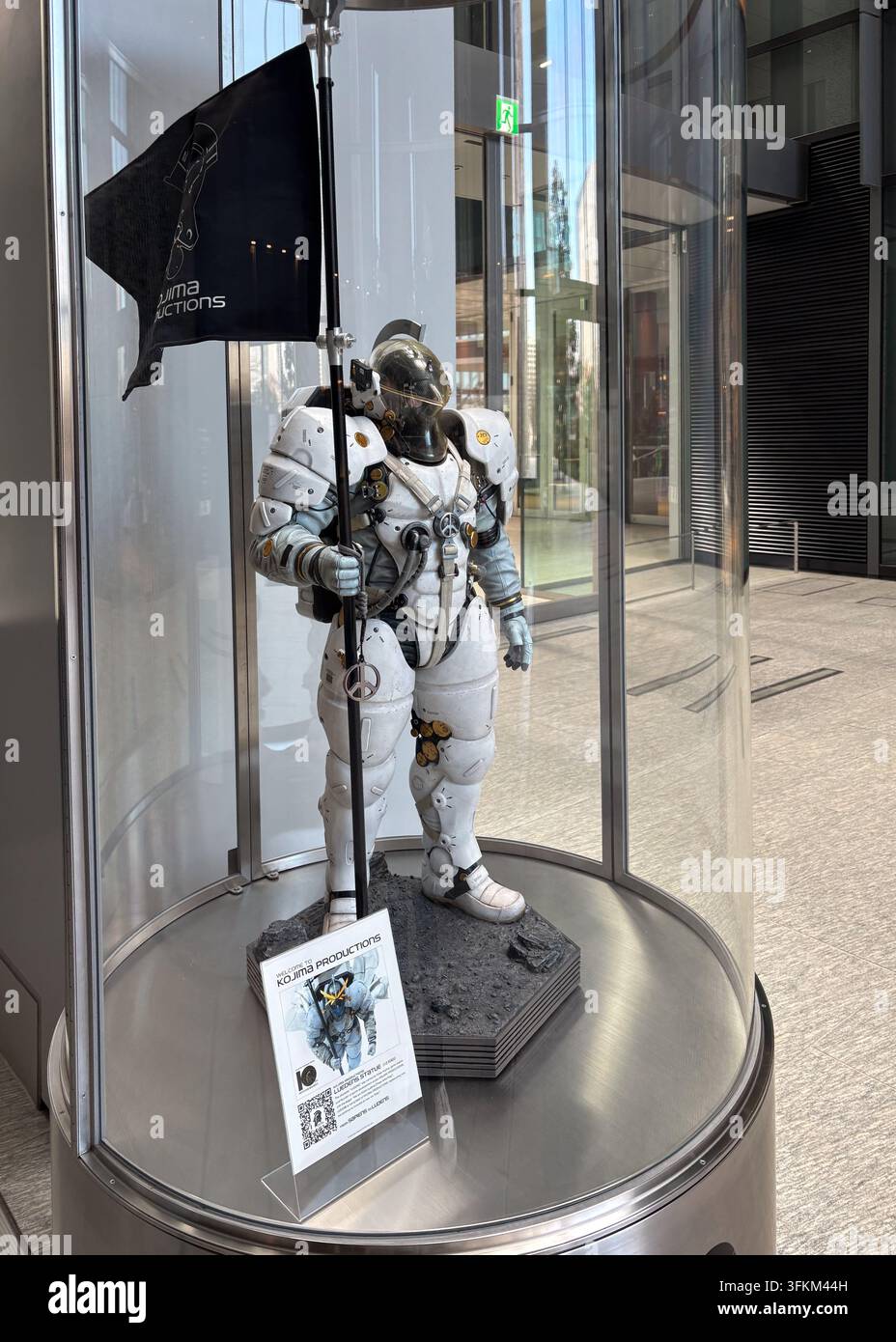 Statue du mascotte de Kojima Productions Ludens dans une vitrine en verre à Tokyo Banque D'Images