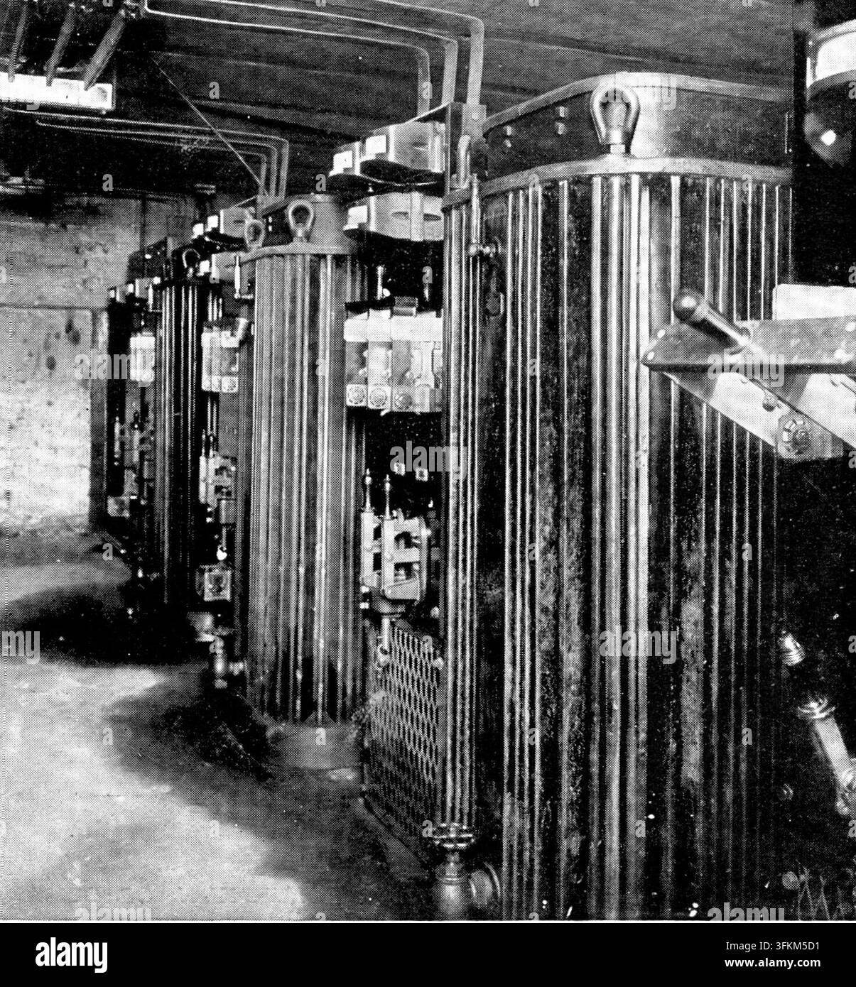La centrale électrique : à l'intérieur de la salle haute tension du Brunswick Mill, Ancoats, 1909. 'Le Brunswick Mill est entraîné par les réseaux électriques de la Manchester Corporation au moyen de moteurs triphasés, fonctionnant sur une alimentation de 400-415 volts à une fréquence de cinquante cycles par seconde. Il y a en tout trente-sept moteurs, représentant 1639 ½ ch.' Local de Henry Bannerman et fils, fileurs et fabricants de coton. Tiré de « Illustrated London News », 1909. Banque D'Images
