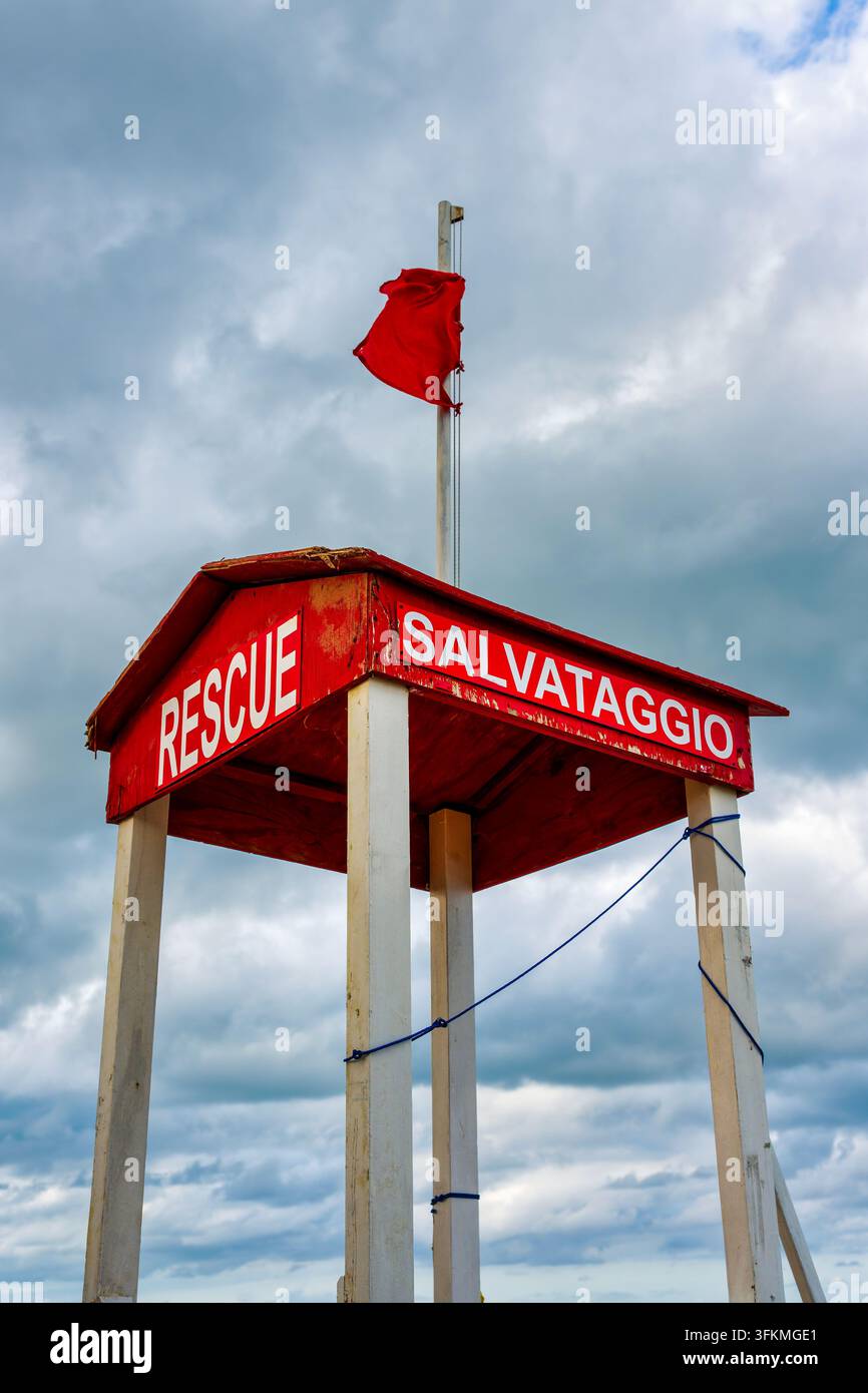Drapeau rouge flottant sur la tour de sauvetage à Pescara, Italie Banque D'Images