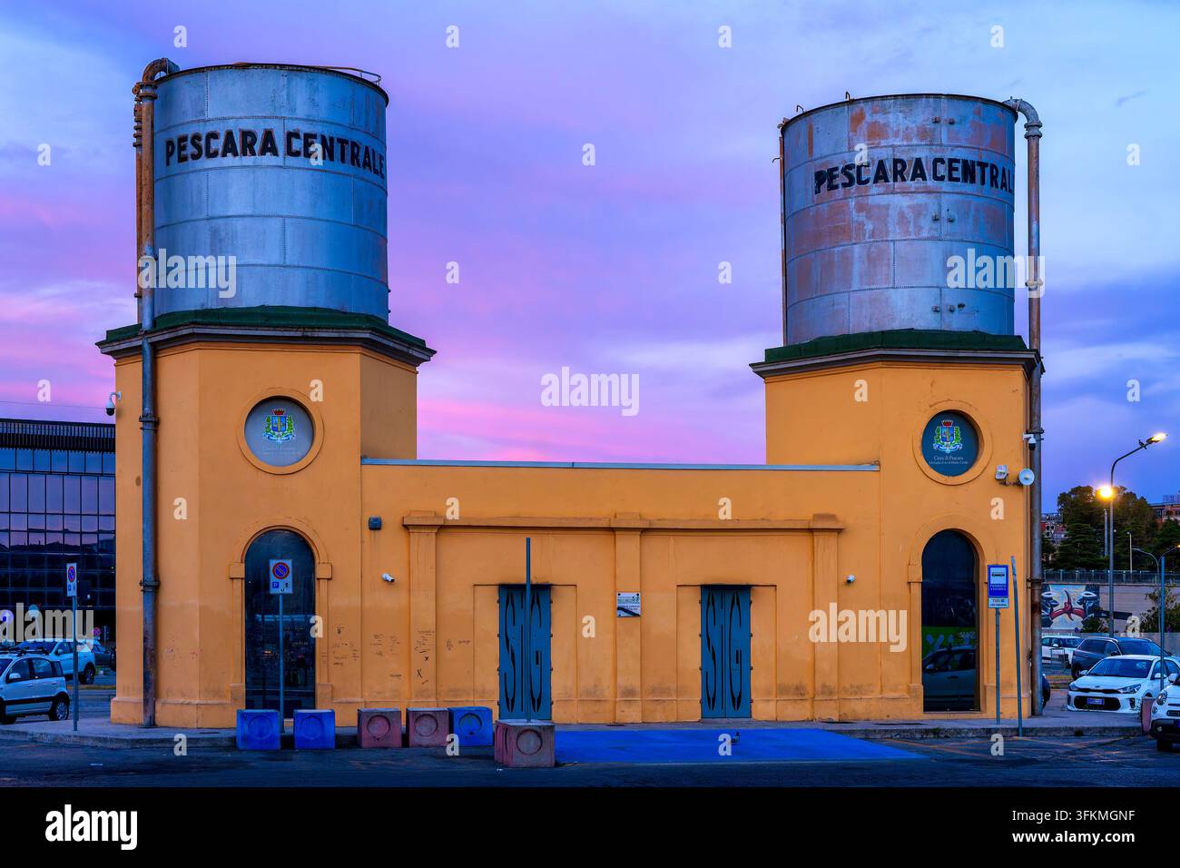 Anciens châteaux d'eau ferroviaires mettant en valeur l'architecture du patrimoine industriel avec des réservoirs en métal à Pescara, Italie Banque D'Images