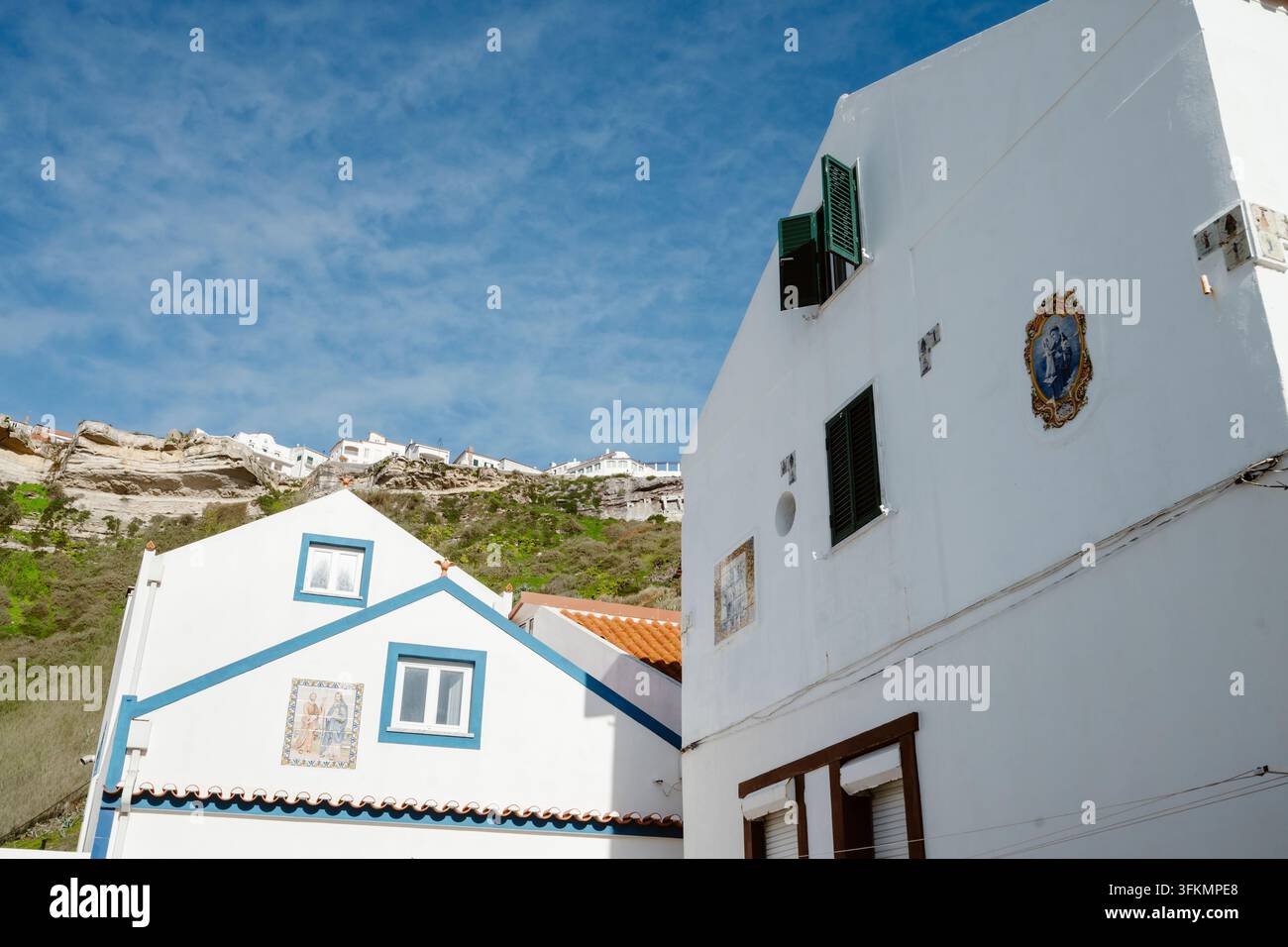 Belles constructions traditionnelles à Nazaré, Portugal Banque D'Images