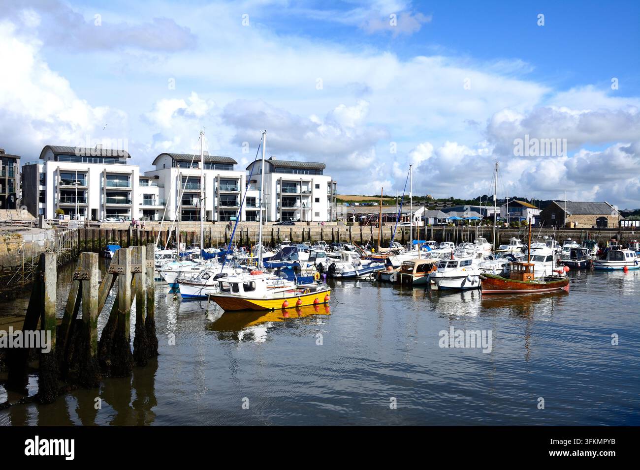 Bateaux de pêche traditionnels dans le port avec des bâtiments riverains à l'arrière-plan, West Bay, Dorset, Royaume-Uni, Europe. Banque D'Images