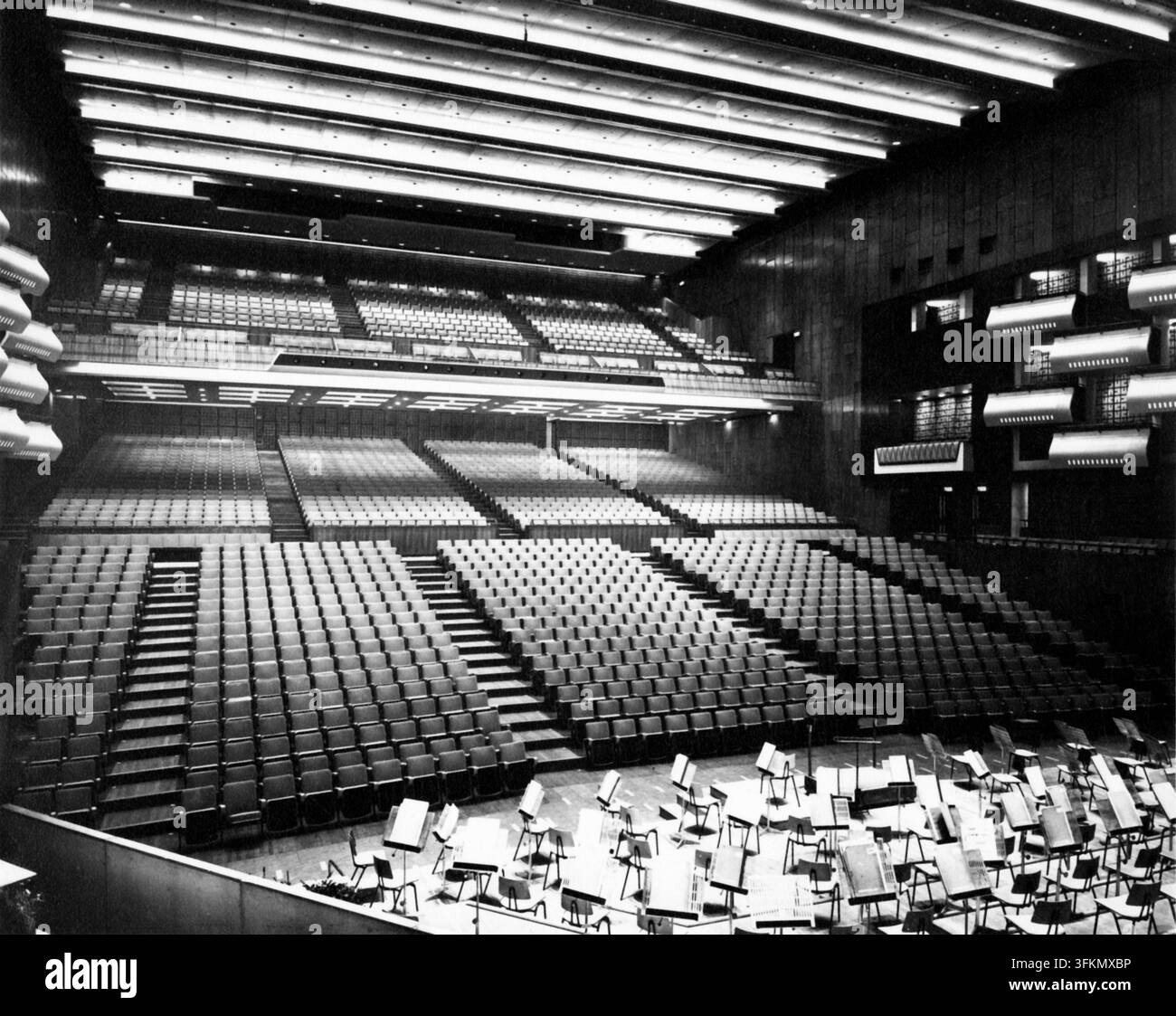 Royal Festival Hall, Londres, vers 1955. Vue intérieure. La Royal Festival Hall sur la South Bank a été conçue par Robert Matthew et Leslie Martin et construite dans le cadre du Festival de Grande-Bretagne. Elle a été officiellement inaugurée le 3 mai 1951. Banque D'Images