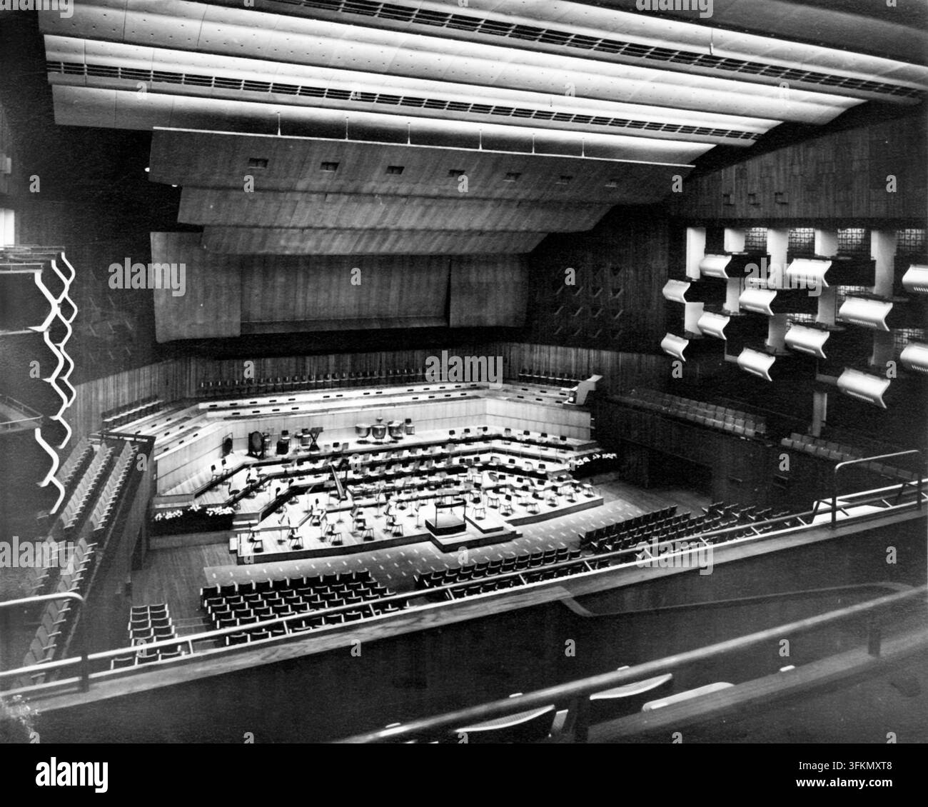 Royal Festival Hall, Londres, vers 1955. Vue intérieure. La Royal Festival Hall sur la South Bank a été conçue par Robert Matthew et Leslie Martin et construite dans le cadre du Festival de Grande-Bretagne. Elle a été officiellement inaugurée le 3 mai 1951. Banque D'Images