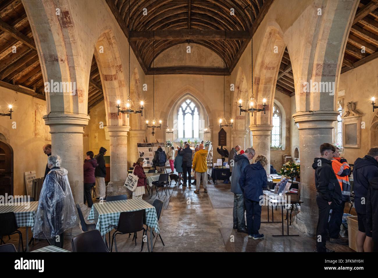 Visiteurs à l'intérieur de l'espace ouvert de l'église St Giles, regardant la nef sous son toit en voûte en bois historique dans le village fantôme d'Imber, Royaume-Uni Banque D'Images