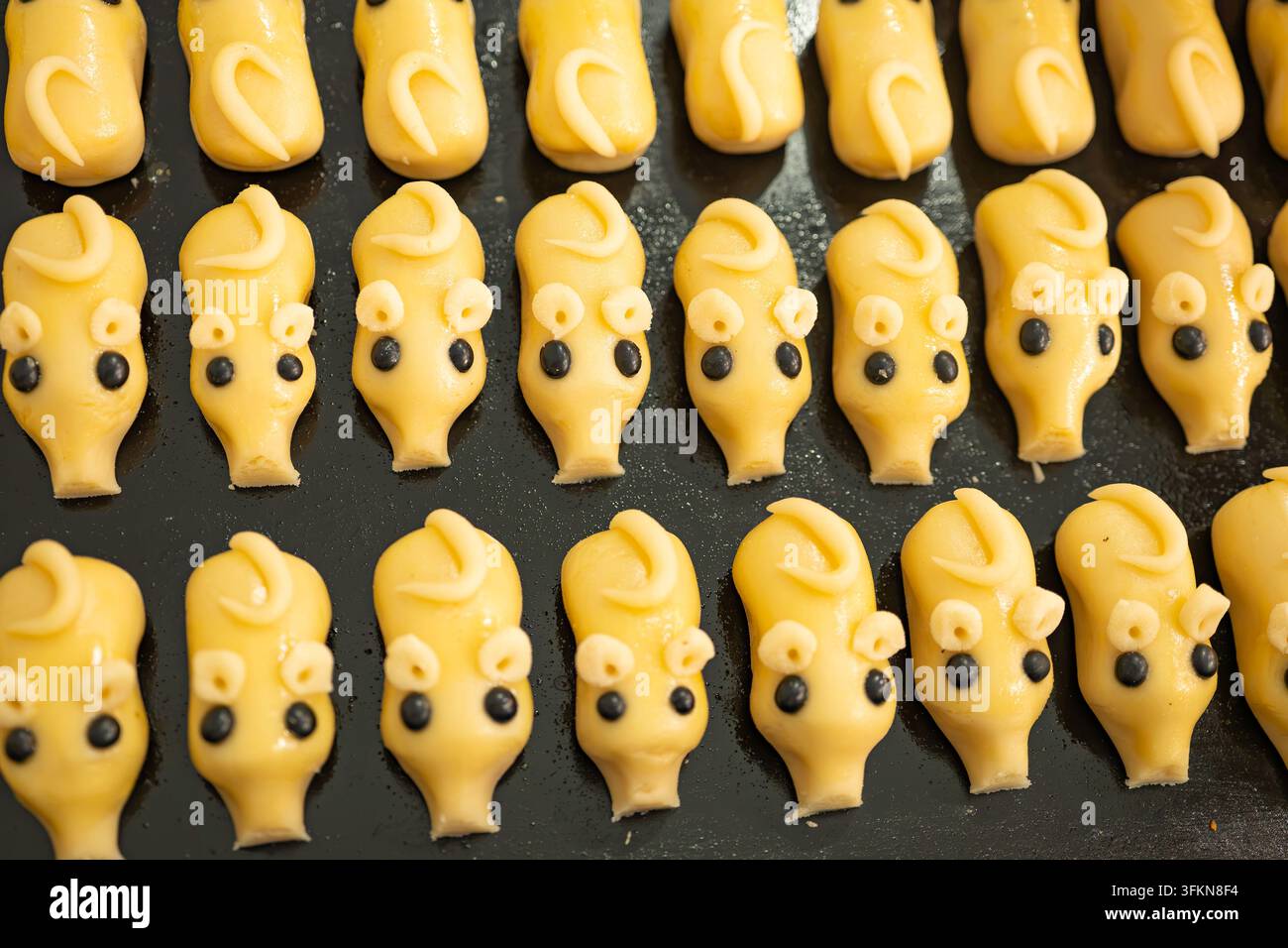 pâte crue transformée en petits mooncakes en forme de porcelet pour le festival de la mi-automne Banque D'Images