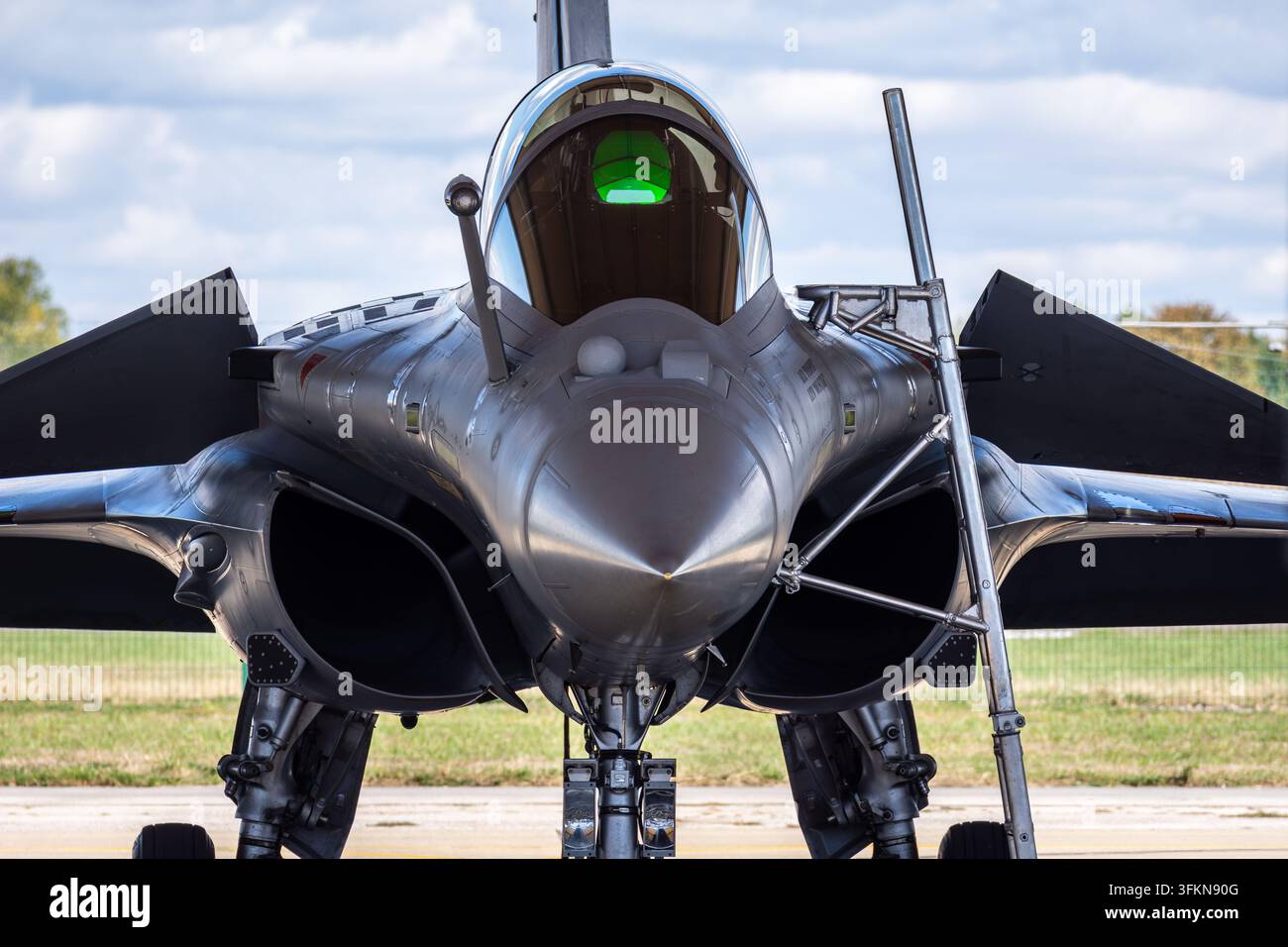 Vue rapprochée de face d'un avion de combat Dassault Rafale B de l'Armée de l'Air française garé sous un abri sur le tarmac de la base aérienne 113 à Saint-Dizier, France. Banque D'Images