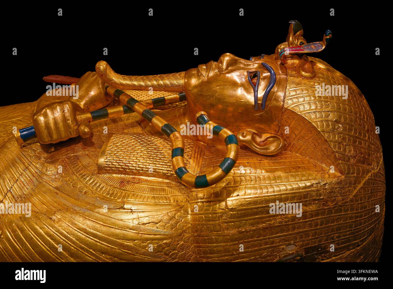 GIZEH, ÉGYPTE – 13 MARS 2026 : Tête de l'extérieur des trois sarcophages emboîtés de Toutankhamon, en bois doré et mesurant 2,24 m de long. Le roi apparaît comme Osiris avec Banque D'Images