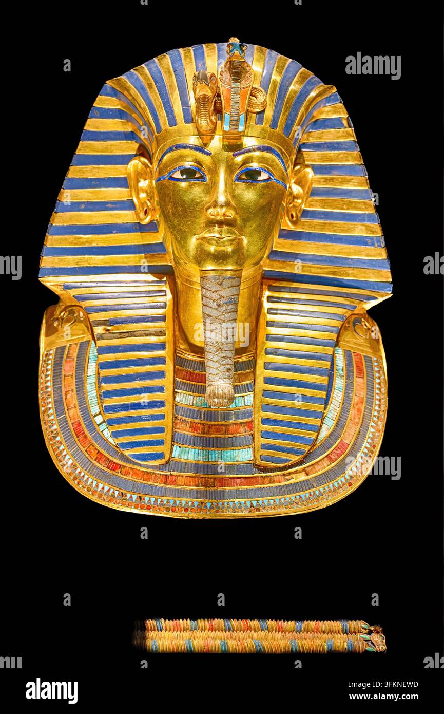 GIZEH, ÉGYPTE – 13 MARS 2026 : Le masque funéraire en or de Toutankhamon (18e dynastie, vers 1323 av. J.-C.), pesant environ 10 kg et mesurant 54 cm de haut, fabriqué en or avec des incrustations Banque D'Images