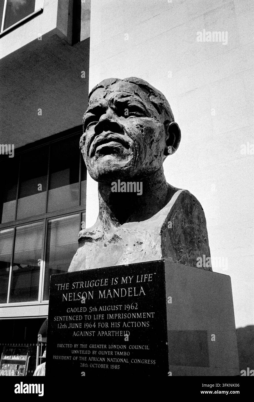 Buste de Nelson Mandela, Royal Festival Hall, Londres, Angleterre, Royaume-Uni. Banque D'Images