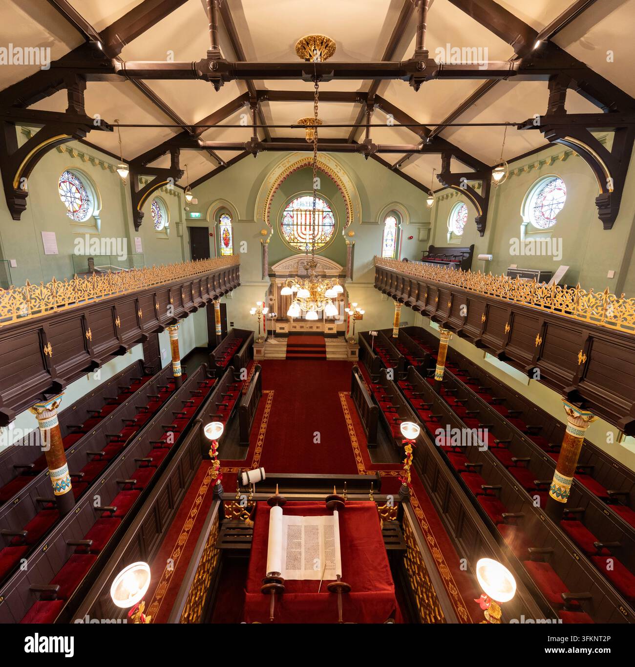 À l'intérieur de la synagogue historique espagnole et portugaise du Musée juif de Manchester, préservée pour mettre en valeur l'histoire et le patrimoine juifs régionaux. Banque D'Images