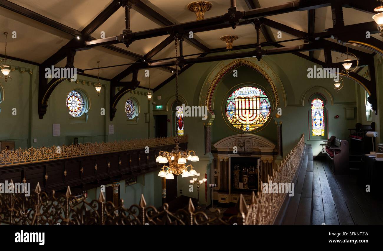 À l'intérieur du Manchester Jewish Museum (l'ancienne synagogue espagnole et portugaise de Cheetham Hill Rd), explorant l'histoire et l'architecture juives. Banque D'Images