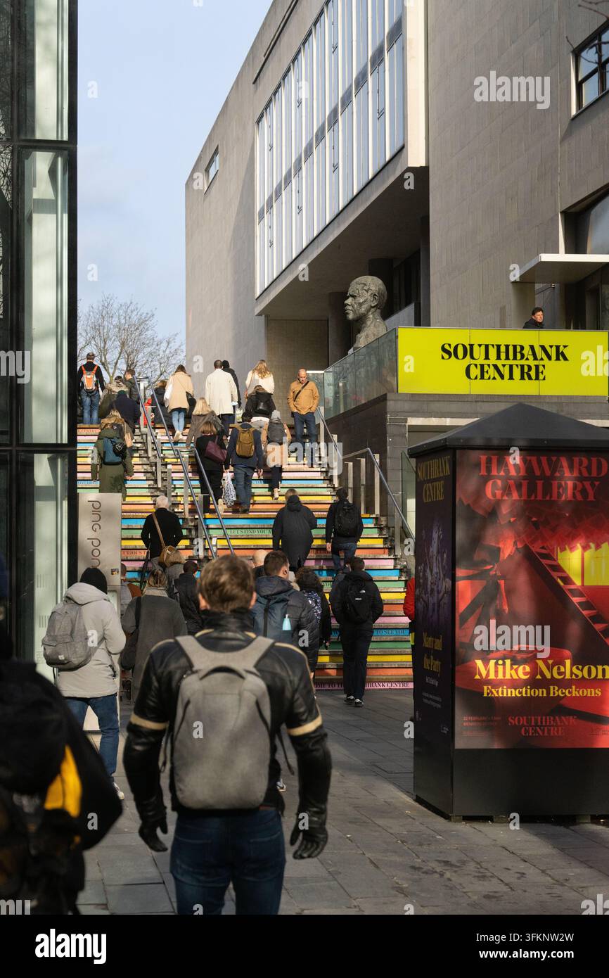 Les visiteurs montent des marches colorées au Southbank Centre de Londres pour visiter la Hayward Gallery lors d'une exposition d'art. Banque D'Images