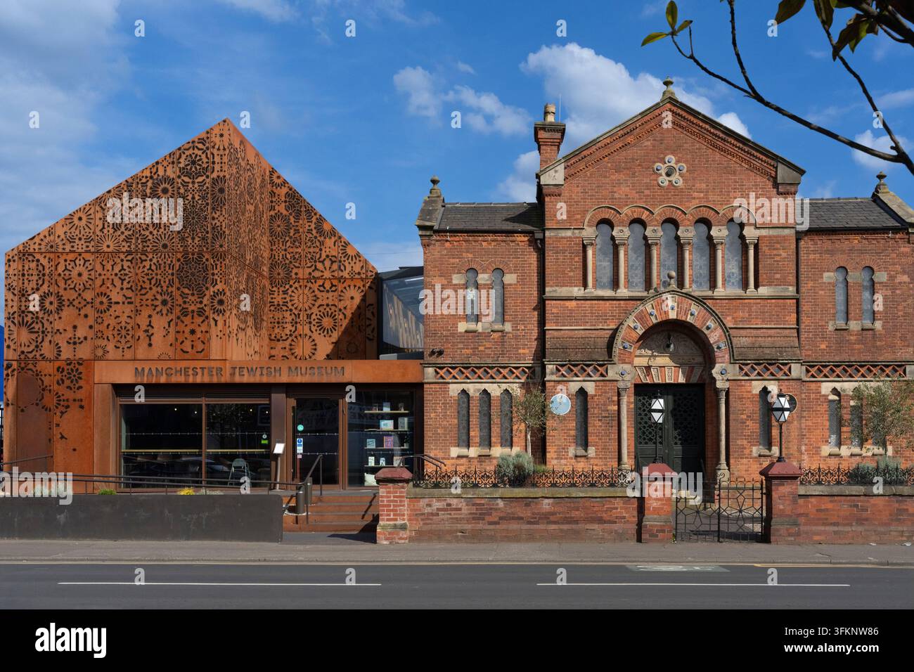 Sur Cheetham Hill Road à Manchester, une extension moderne frappante agrandit le Musée juif de Manchester, complétant sa synagogue historique. Banque D'Images
