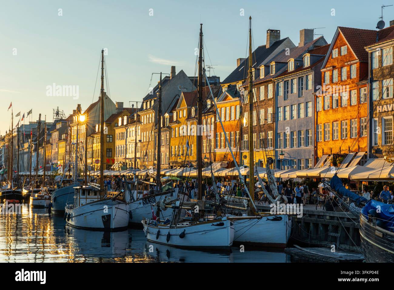 Bateaux devant des maisons aux toits colorés à Nyhavn, Copenhague, Danemark Banque D'Images