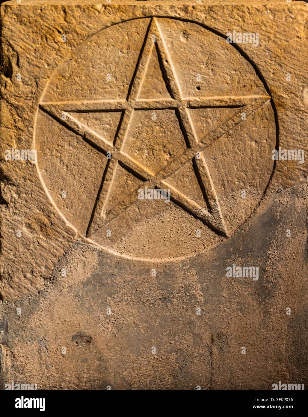 Pierre tombale avec une étoile à cinq branches, Convento de Cristo, forteresse et monastère de l'Ordre des Templiers datant de 1160, Patrimoine mondial de l'UNESCO, Tomar Banque D'Images