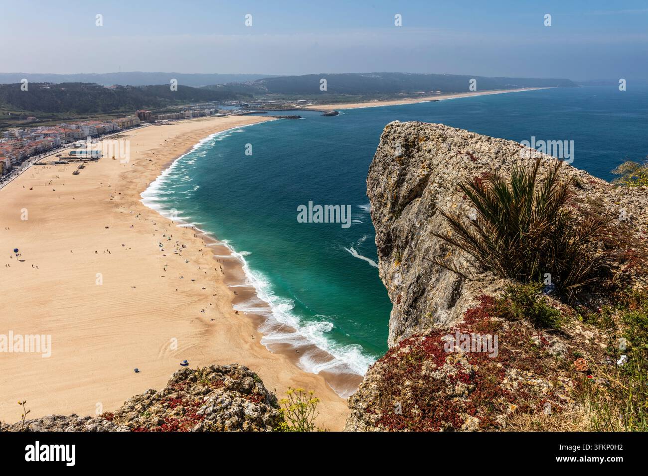 Longue plage de sable, Nazaré, connue pour sa longue plage de sable, ses falaises abruptes et ses énormes vagues, Nazaré, Portugal, Nazaré, Portugal Banque D'Images