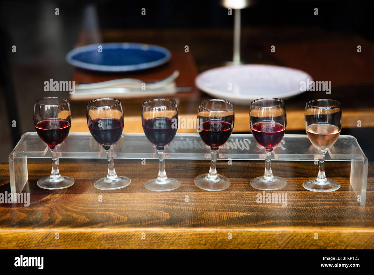 Dégustation de vin de Porto, Mercado do Bolhao, l'un des marchés historiques les plus célèbres pour les produits frais et les spécialités locales, vieille ville de Porto, Portugal, Porto Banque D'Images