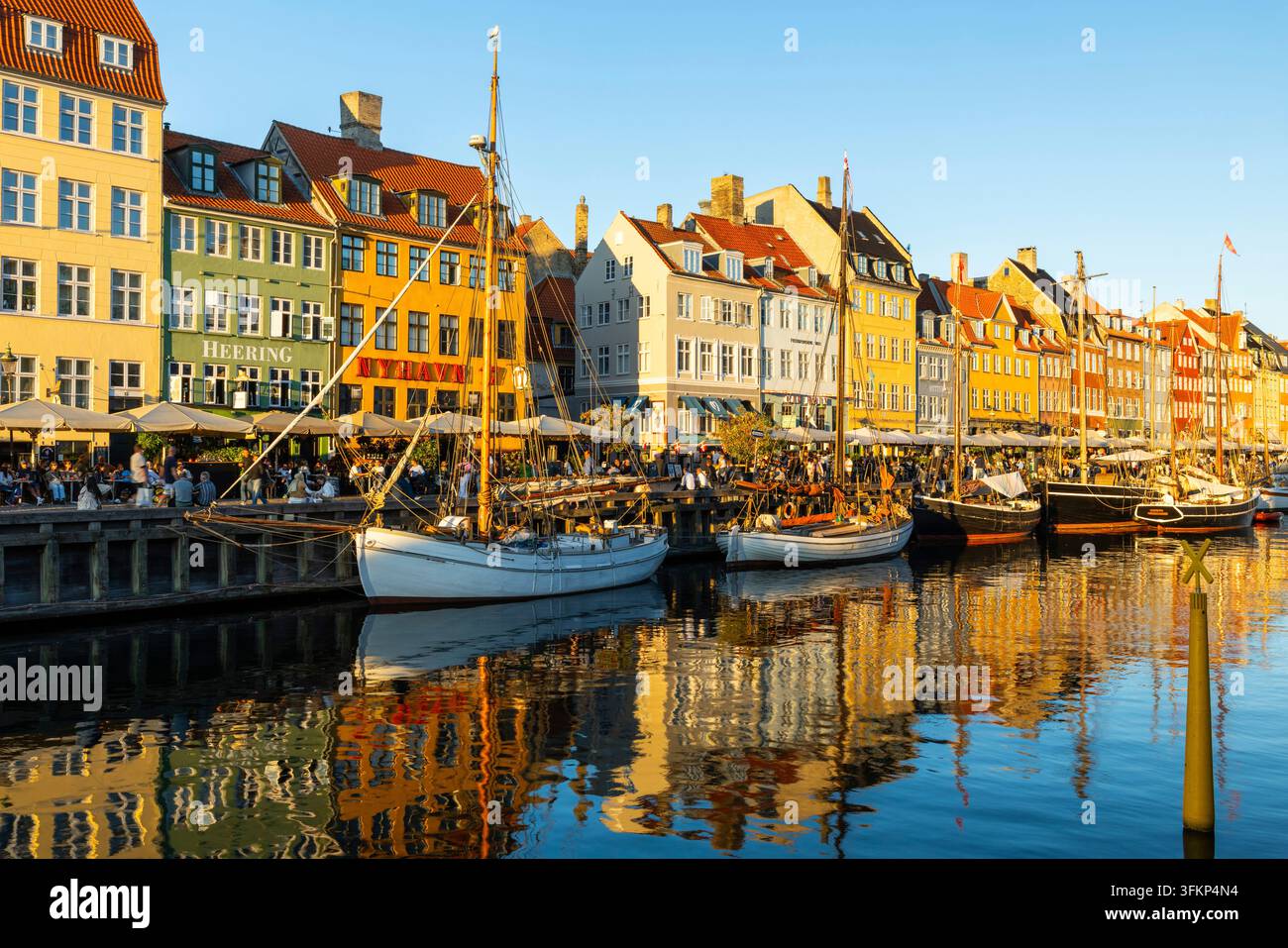 Bateaux devant des maisons aux toits colorés à Nyhavn, Copenhague, Danemark Banque D'Images