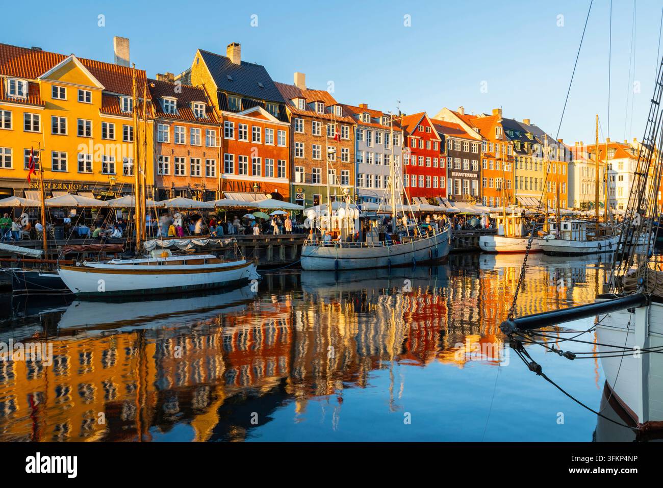 Bateaux devant des maisons aux toits colorés à Nyhavn, Copenhague, Danemark Banque D'Images