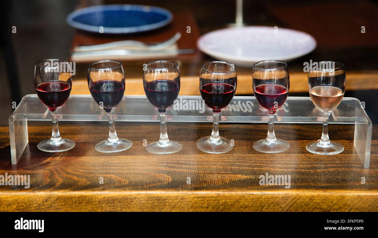 Dégustation de vin de Porto, Mercado do Bolhao, l'un des marchés historiques les plus célèbres pour les produits frais et les spécialités locales, vieille ville de Porto, Portugal, Porto Banque D'Images