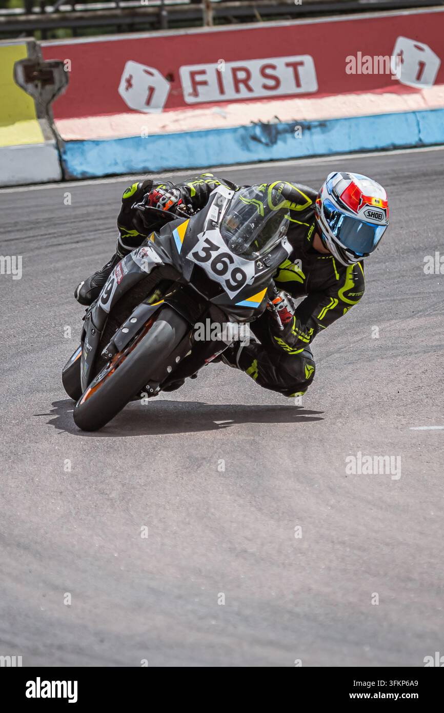 Pilotes de motos sur des motos de sport prenant un virage sur la piste lors d'une journée de course, faisant partie de l'entraînement pour le Championnat ukrainien de courses sur route. Banque D'Images