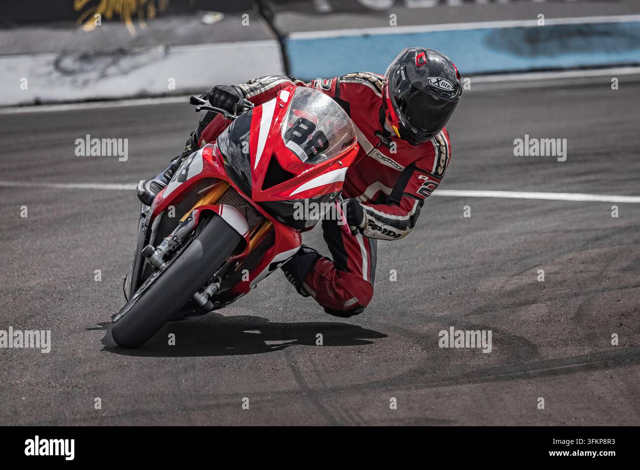 Pilotes de motos sur des motos de sport prenant un virage sur la piste lors d'une journée de course, faisant partie de l'entraînement pour le Championnat ukrainien de courses sur route. Banque D'Images