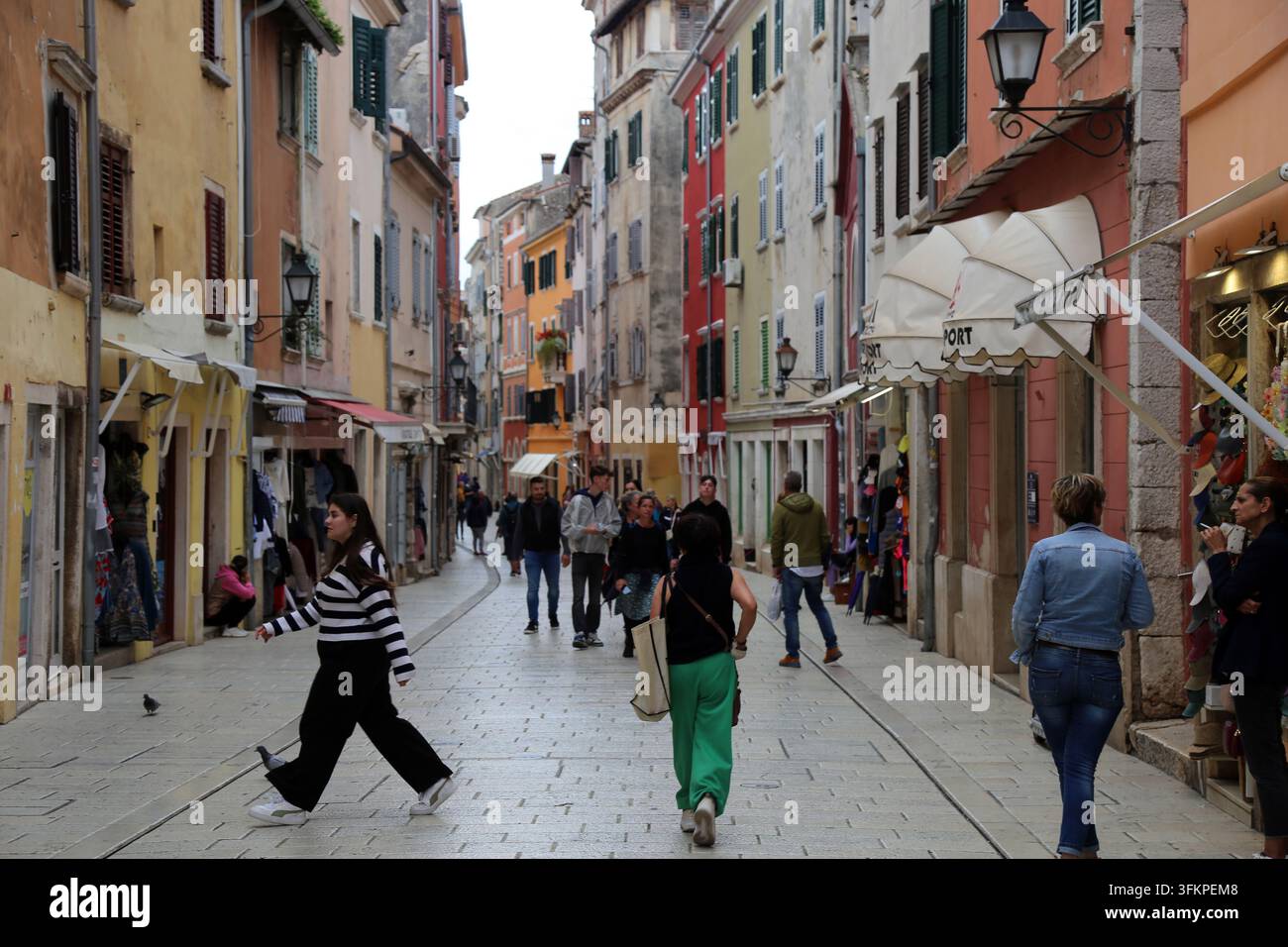 Rue piétonne animée avec des bâtiments colorés à Rovinj, en Croatie. Banque D'Images