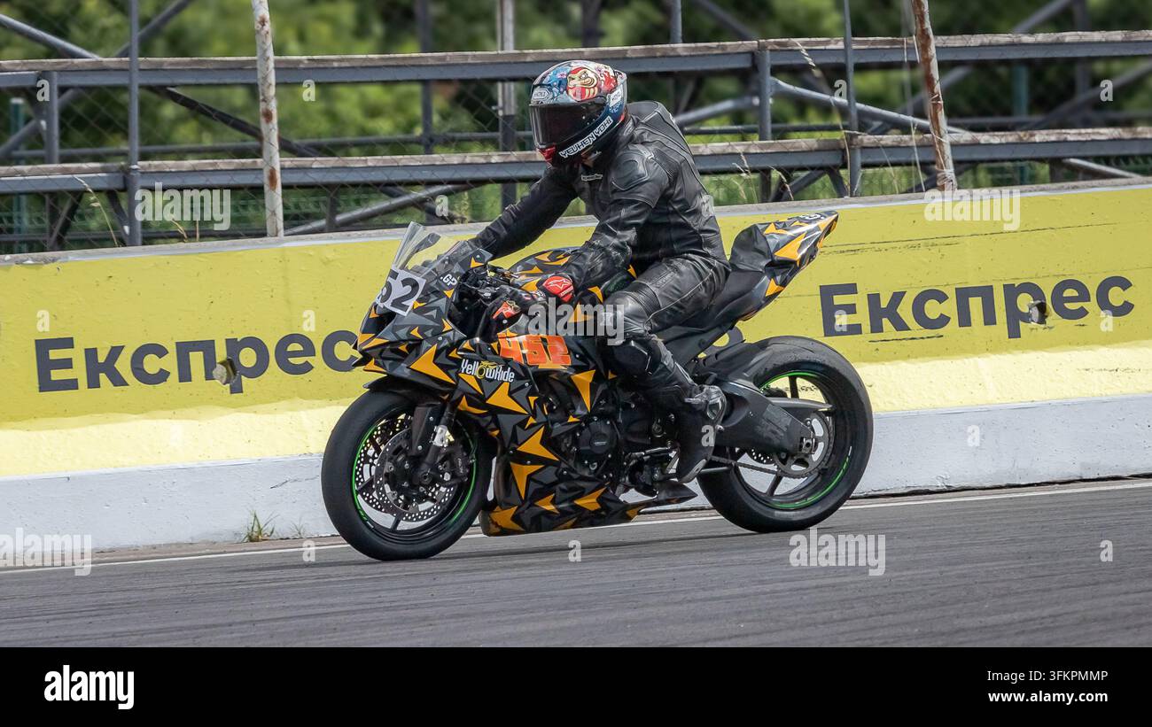 Pilotes de motos sur des motos de sport prenant un virage sur la piste lors d'une journée de course, faisant partie de l'entraînement pour le Championnat ukrainien de courses sur route. Banque D'Images