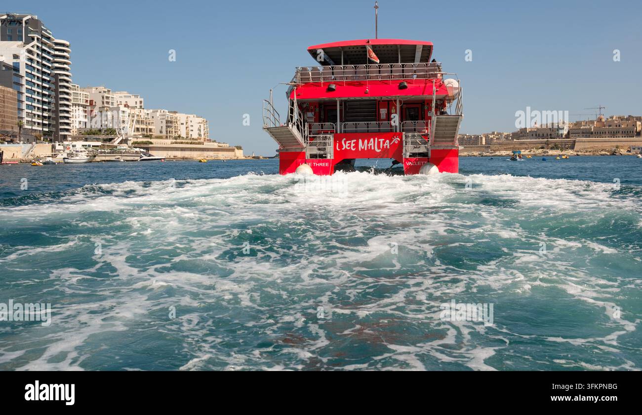Je vois le ferry Malta See Three quittant le port de Sliema en direction de La Valette, photographié depuis la mer juste derrière le navire. Banque D'Images