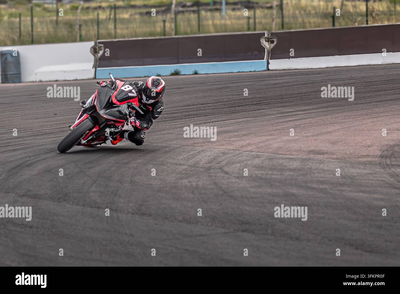 Pilotes de motos sur des motos de sport prenant un virage sur la piste lors d'une journée de course, faisant partie de l'entraînement pour le Championnat ukrainien de courses sur route. Banque D'Images
