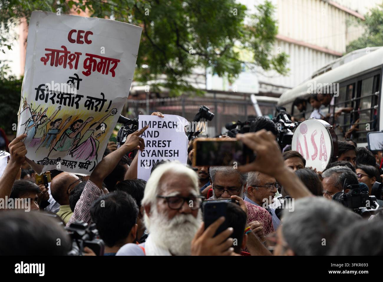 Les manifestants ont été détenus par la police de Delhi à Jantar Mantar le 25 septembre 2026, lors d'une manifestation contre le CEC Gyanesh Kumar Banque D'Images