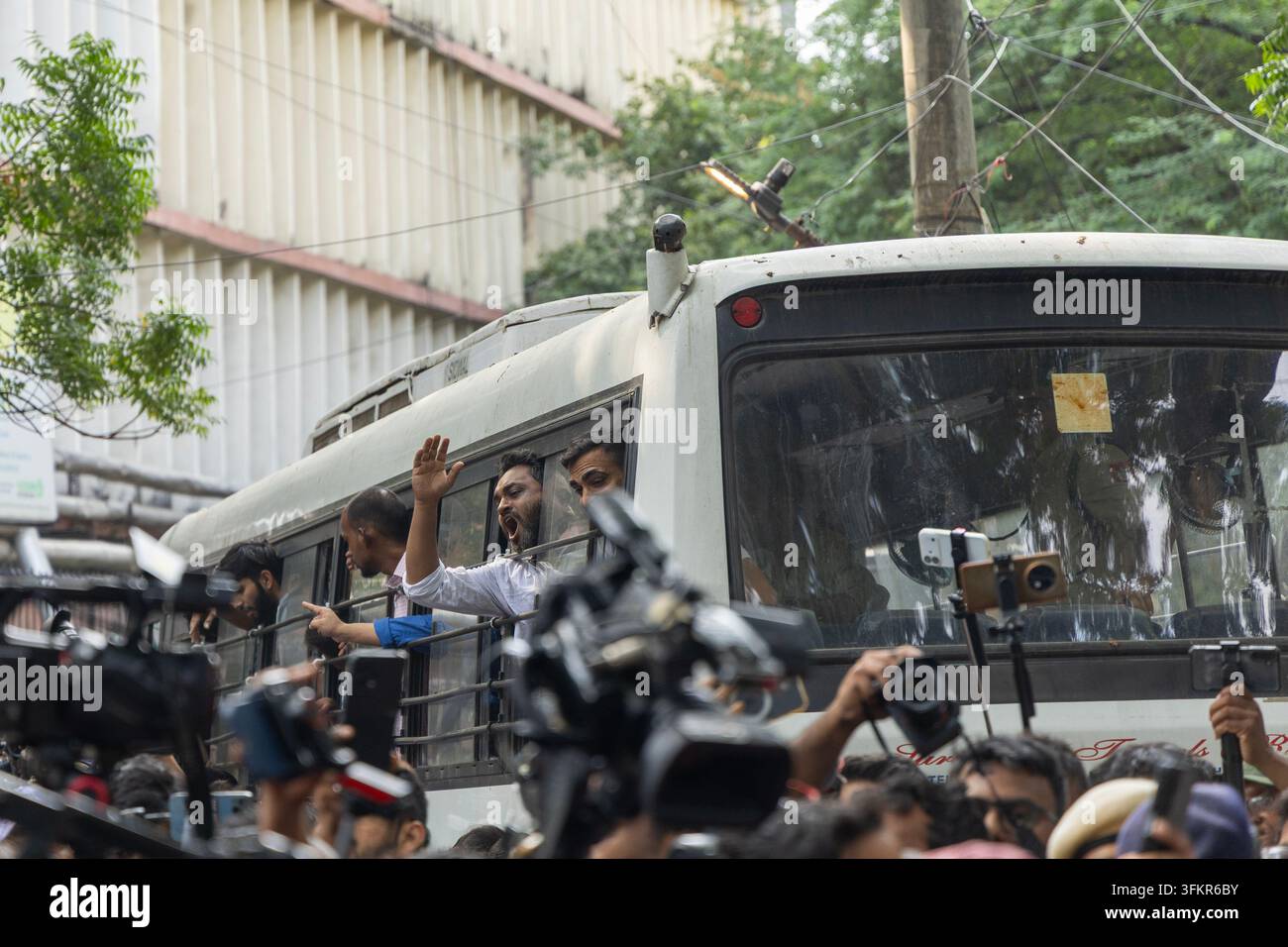 Les manifestants ont été détenus par la police de Delhi à Jantar Mantar le 25 septembre 2026, lors d'une manifestation contre le CEC Gyanesh Kumar Banque D'Images