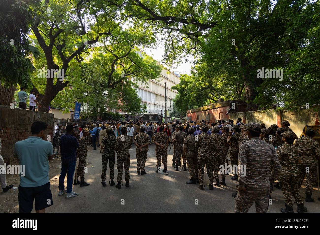 Les manifestants ont été détenus par la police de Delhi à Jantar Mantar le 25 septembre 2026, lors d'une manifestation contre le CEC Gyanesh Kumar Banque D'Images