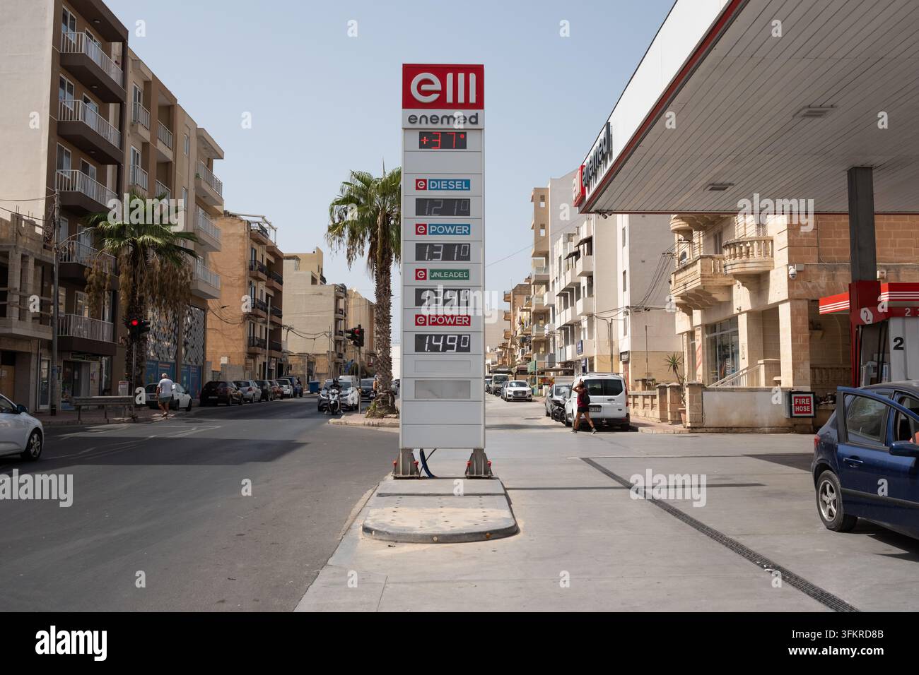 Station-service Enemed à Malte affichant les prix sur un totem numérique le 30 août 2026. Banque D'Images