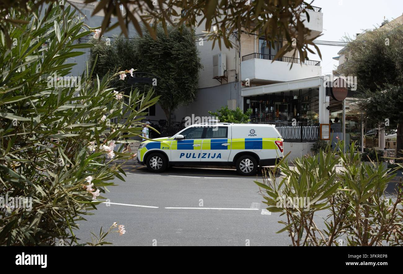 Un pick-up de la police maltaise, Pulizija, garé à St Pauls Bay Bugibba, sur la route près du poste de police Banque D'Images
