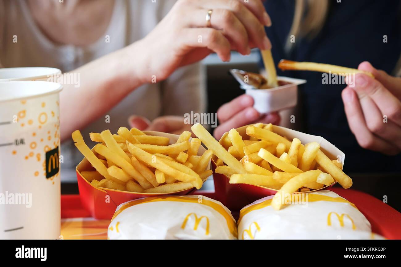 Poznań, Pologne - 28 avril 2024 : Dîner en famille au restaurant rapide McDonald's Banque D'Images