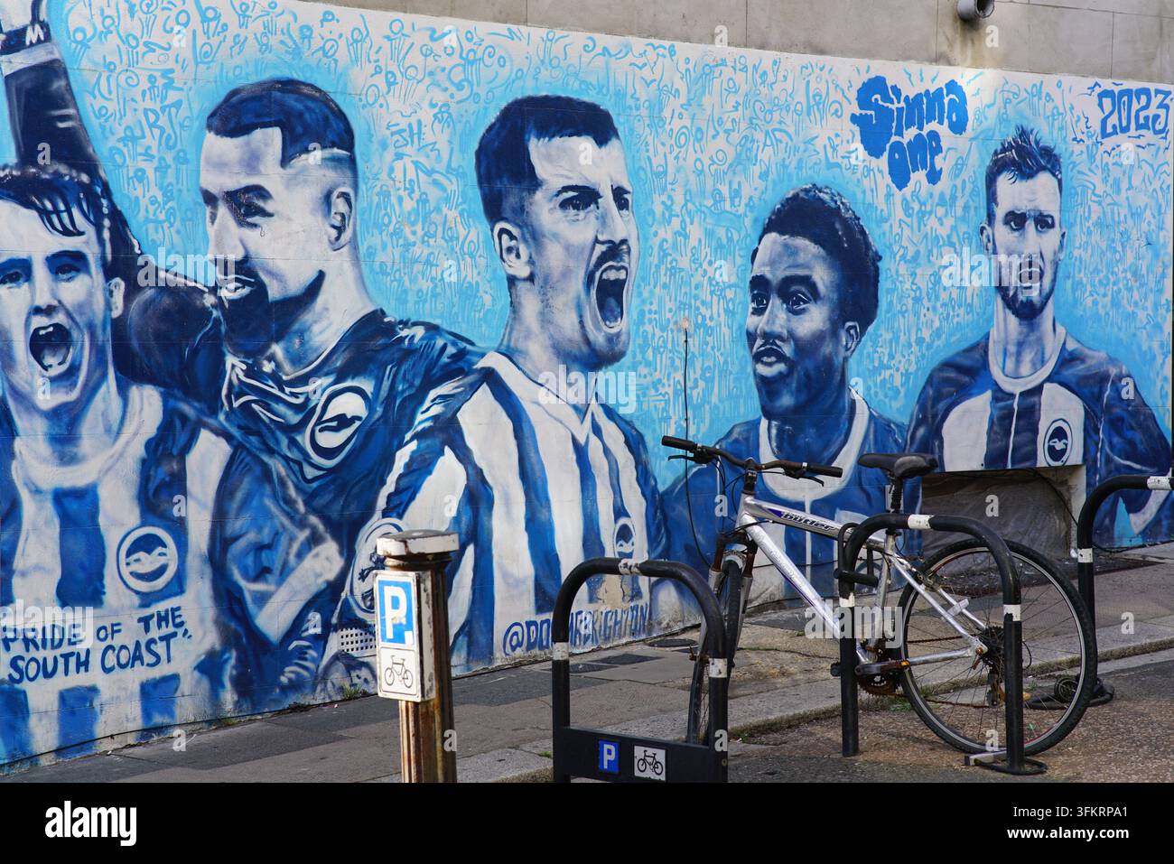 Peinture murale du Pride of the South Coast représentant des joueurs de Brighton sur Farm Road à Hove, Brighton, Angleterre. Banque D'Images