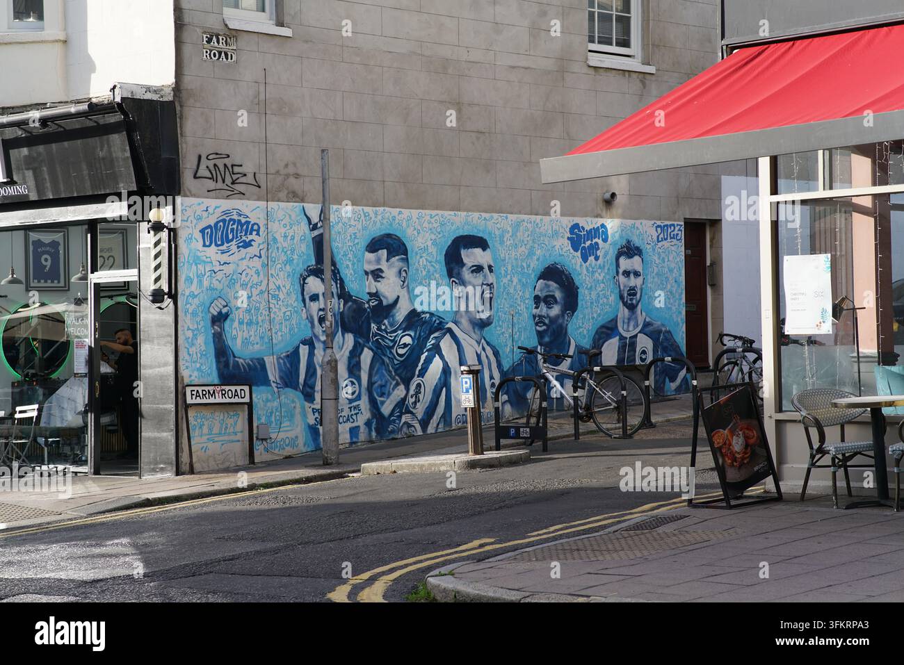 Peinture murale du Pride of the South Coast représentant des joueurs de Brighton sur Farm Road à Hove, Brighton, Angleterre. Banque D'Images