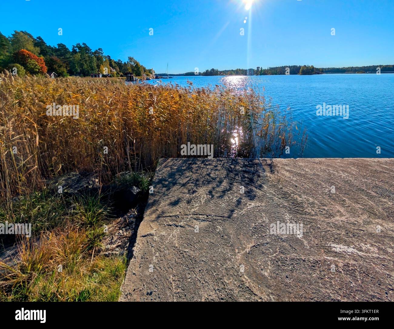 Ancien quai en pierre au bord de la mer par une journée d'automne ensoleillée. - Image de stock capturée avec un smartphone