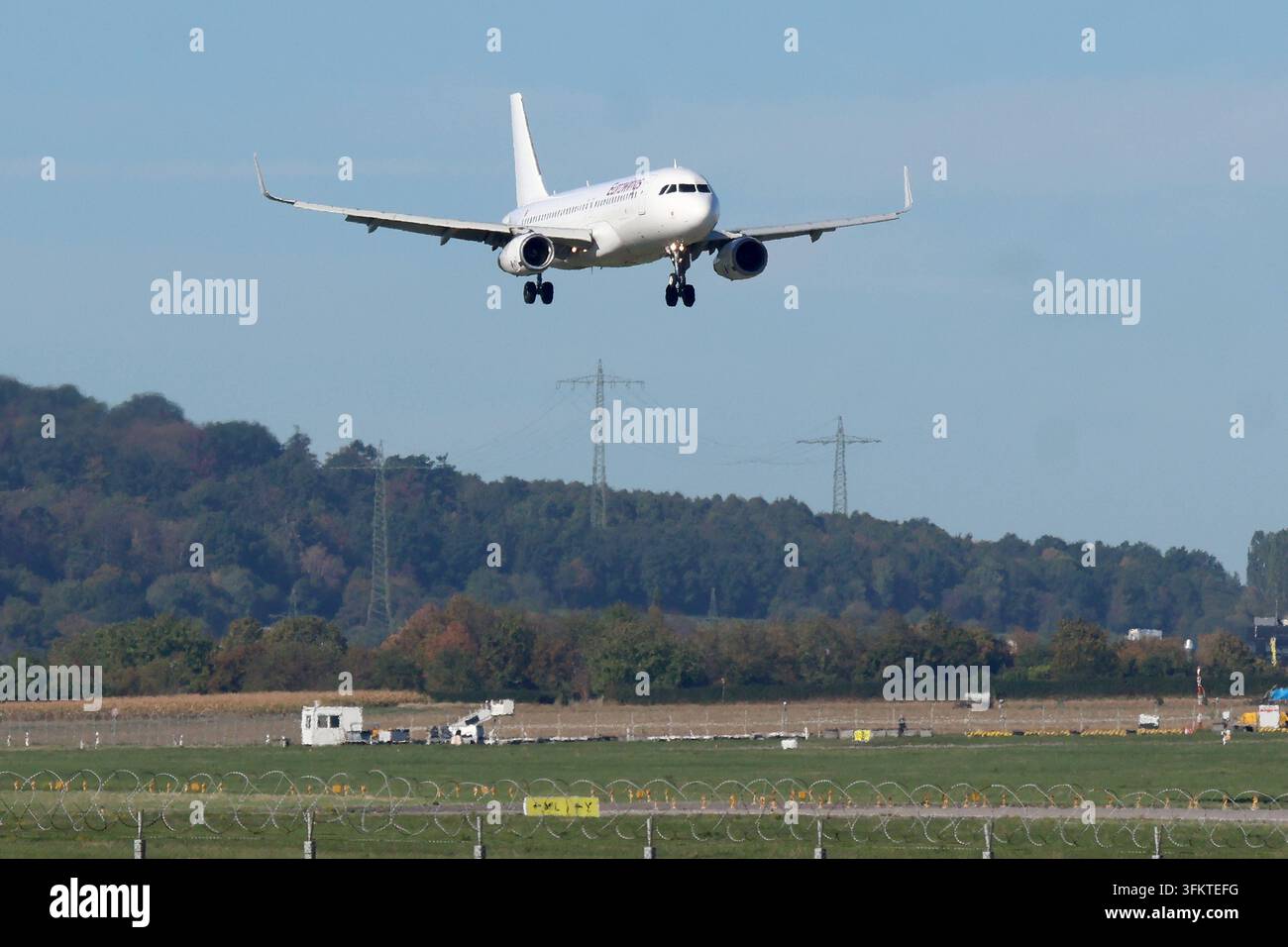 25.09.2026, xsvx, Voyage, Vacances, Économie, emwir, 9H-GKK, Airbus A320-232WL A320-200, Année de construction : 2015, Avion Express Malta, actuellement en location avec équipage pour Eurowings Lufthansa Group, Malta, Code hexadécimal : 4D23A4, MSN : 6865, en service pour Eurowings depuis avril 2026, actuellement souvent au départ de Stuttgart. Stuttgart *** 25 septembre 2026, xsvx, Voyage, Vacances, Économie, emwir, 9H GKK, Airbus A320-232 WL A320-200, construit en 2015, Avion Express Malta, actuellement en location avec équipage pour Eurowings Lufthansa Group, Malta, Code hexadécimal 4D23A4, MSN 6865, en service pour Eurowings depuis avril 2026, actuellement volant fréquemment au départ de Stuttg Banque D'Images