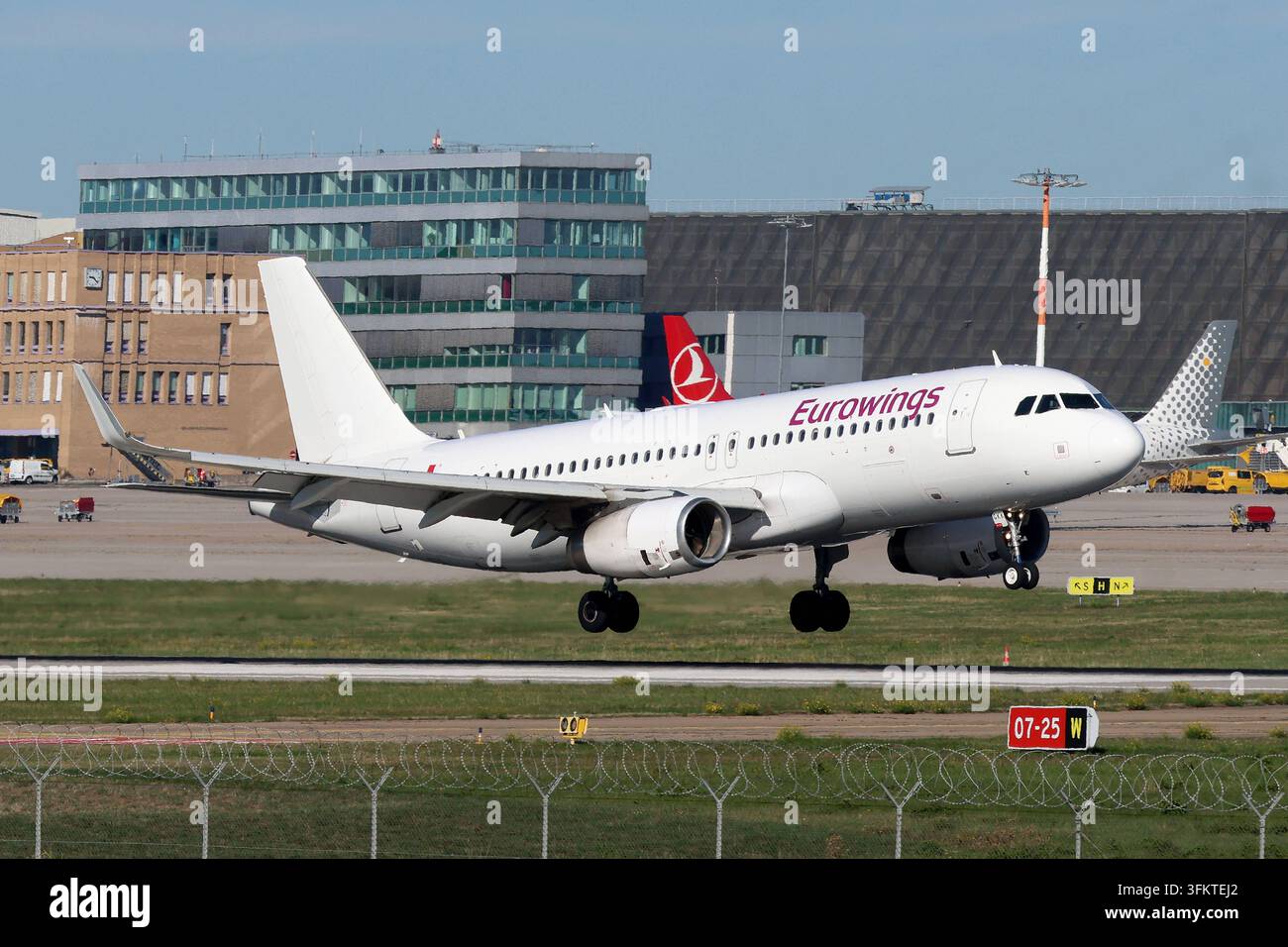 25 septembre 2026, xsvx, Voyage, Vacances, Économie, emwir, 9H GKK, Airbus A320-232 WL A320-200, construit en 2015, Avion Express Malta, actuellement en location avec équipage pour Eurowings Lufthansa Group, Malta, Code hexadécimal 4D23A4, MSN 6865, en service pour Eurowings depuis avril 2026, actuellement souvent au départ de Stuttgart. Stuttgart Banque D'Images