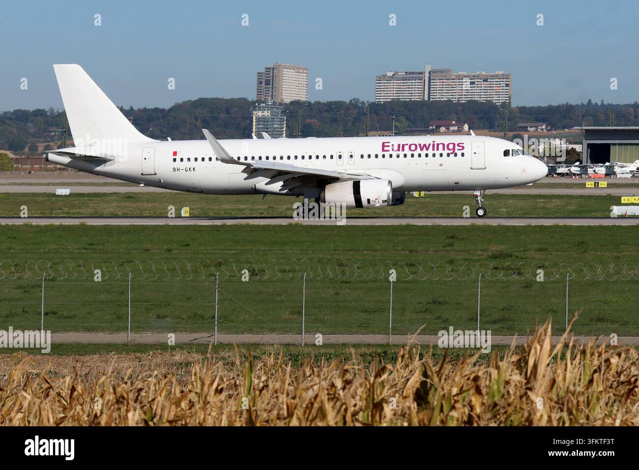 25.09.2026, xsvx, Voyage, Vacances, Économie, emwir, 9H-GKK, Airbus A320-232WL A320-200, Année de construction : 2015, Avion Express Malta, actuellement en location avec équipage pour Eurowings Lufthansa Group, Malta, Code hexadécimal : 4D23A4, MSN : 6865, en service pour Eurowings depuis avril 2026, actuellement souvent au départ de Stuttgart. Stuttgart *** 25 septembre 2026, xsvx, Voyage, Vacances, Économie, emwir, 9H GKK, Airbus A320-232 WL A320-200, construit en 2015, Avion Express Malta, actuellement en location avec équipage pour Eurowings Lufthansa Group, Malta, Code hexadécimal 4D23A4, MSN 6865, en service pour Eurowings depuis avril 2026, actuellement volant fréquemment au départ de Stuttg Banque D'Images
