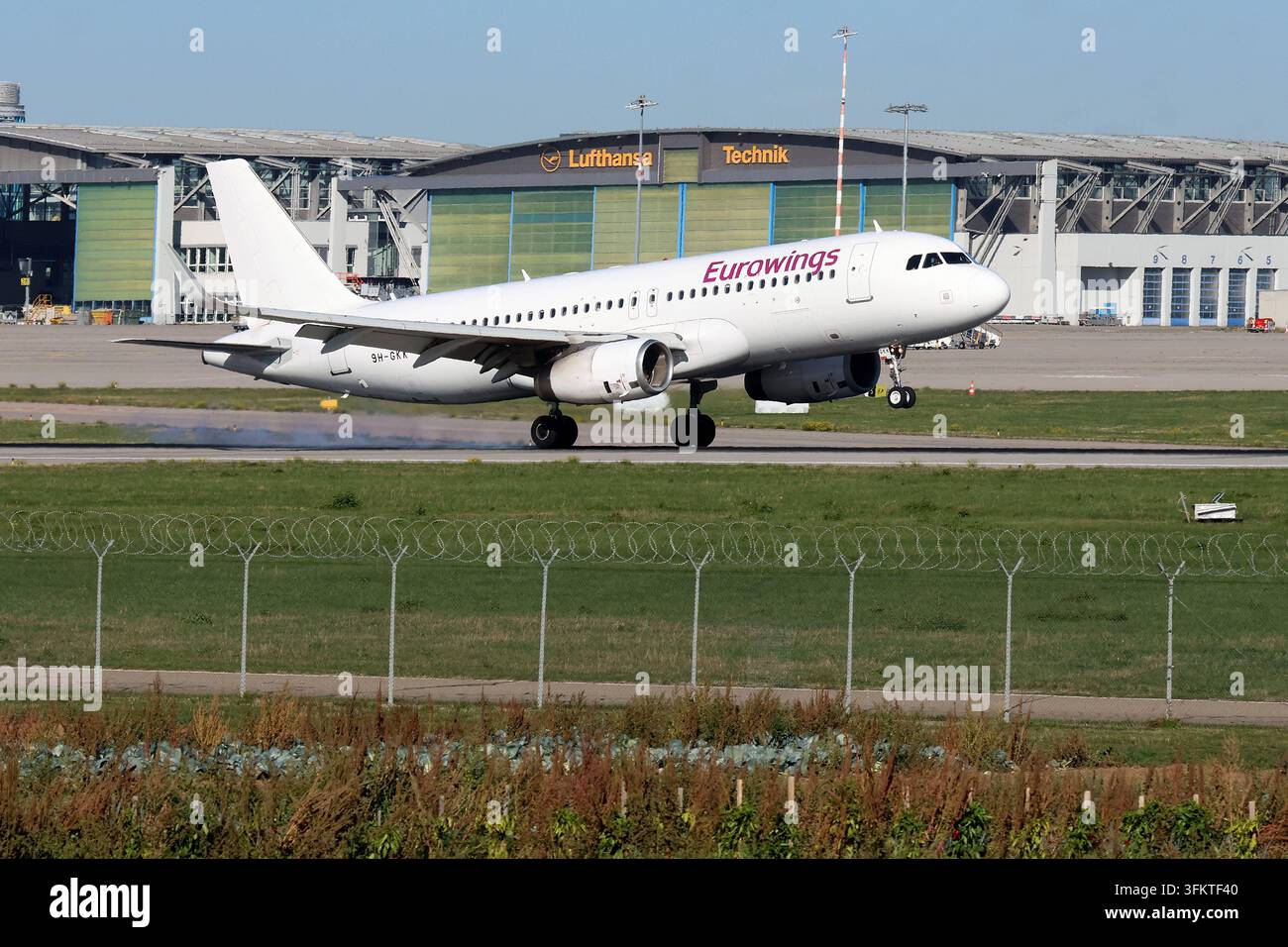 25.09.2026, xsvx, Voyage, Vacances, Économie, emwir, 9H-GKK, Airbus A320-232WL A320-200, Année de construction : 2015, Avion Express Malta, actuellement en location avec équipage pour Eurowings Lufthansa Group, Malta, Code hexadécimal : 4D23A4, MSN : 6865, en service pour Eurowings depuis avril 2026, actuellement souvent au départ de Stuttgart. Stuttgart *** 25 septembre 2026, xsvx, Voyage, Vacances, Économie, emwir, 9H GKK, Airbus A320-232 WL A320-200, construit en 2015, Avion Express Malta, actuellement en location avec équipage pour Eurowings Lufthansa Group, Malta, Code hexadécimal 4D23A4, MSN 6865, en service pour Eurowings depuis avril 2026, actuellement volant fréquemment au départ de Stuttg Banque D'Images