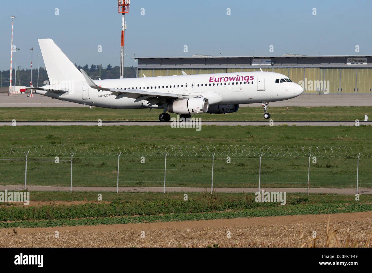 25.09.2026, xsvx, Voyage, Vacances, Économie, emwir, 9H-GKK, Airbus A320-232WL A320-200, Année de construction : 2015, Avion Express Malta, actuellement en location avec équipage pour Eurowings Lufthansa Group, Malta, Code hexadécimal : 4D23A4, MSN : 6865, en service pour Eurowings depuis avril 2026, actuellement souvent au départ de Stuttgart. Stuttgart *** 25 septembre 2026, xsvx, Voyage, Vacances, Économie, emwir, 9H GKK, Airbus A320-232 WL A320-200, construit en 2015, Avion Express Malta, actuellement en location avec équipage pour Eurowings Lufthansa Group, Malta, Code hexadécimal 4D23A4, MSN 6865, en service pour Eurowings depuis avril 2026, actuellement volant fréquemment au départ de Stuttg Banque D'Images