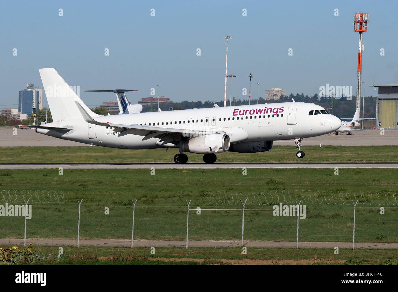 25.09.2026, xsvx, Voyage, Vacances, Économie, emwir, 9H-GKK, Airbus A320-232WL A320-200, Année de construction : 2015, Avion Express Malta, actuellement en location avec équipage pour Eurowings Lufthansa Group, Malta, Code hexadécimal : 4D23A4, MSN : 6865, en service pour Eurowings depuis avril 2026, actuellement souvent au départ de Stuttgart. Stuttgart *** 25 septembre 2026, xsvx, Voyage, Vacances, Économie, emwir, 9H GKK, Airbus A320-232 WL A320-200, construit en 2015, Avion Express Malta, actuellement en location avec équipage pour Eurowings Lufthansa Group, Malta, Code hexadécimal 4D23A4, MSN 6865, en service pour Eurowings depuis avril 2026, actuellement volant fréquemment au départ de Stuttg Banque D'Images