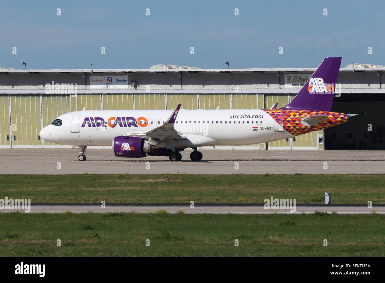 25 septembre 2026, xsvx, Voyage, Vacances, Économie, emwir, SU BUT, Airbus A320 251N A320neo, construit en 2022, Air Cairo, Égypte, Code hexadécimal 01023C, MSN 11205, Particularité : présente occasionnellement un autocollant Misr Life Insurance en 2023 et un autocollant 20 ans à partir de novembre 2023, Stuttgart Banque D'Images
