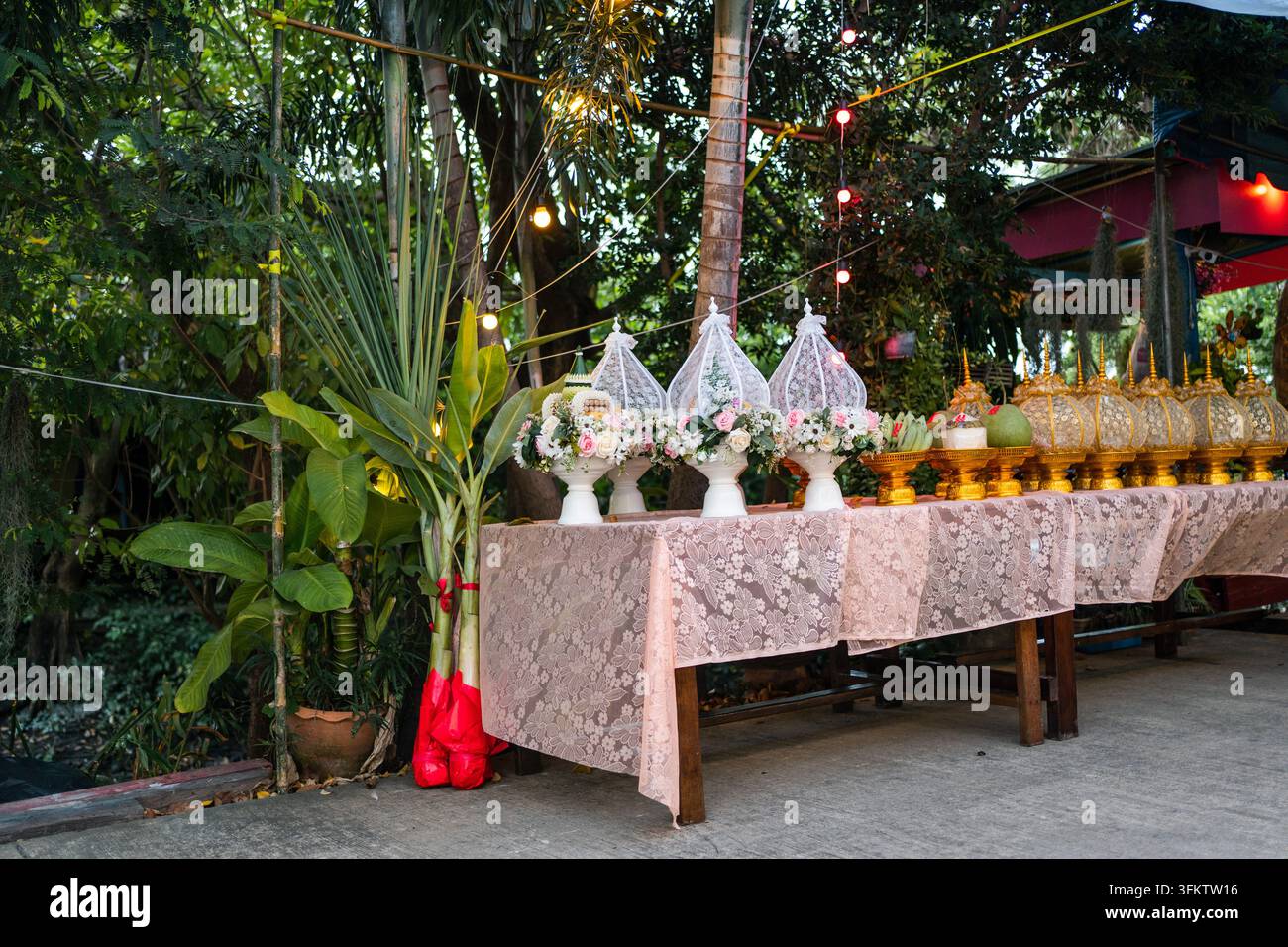 Table de réception de mariage en plein air décorée avec de la dentelle et des fleurs Banque D'Images