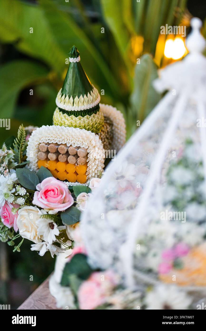 Plateau de mariage thaïlandais traditionnel avec art en feuille de banier et sucreries Banque D'Images